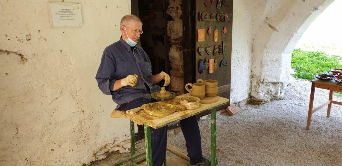 it was so lovely to see this display of pottery making by a local professor..and his little shop is behind..